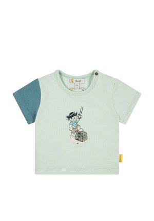 Jasnozielona bawełniana koszula z krótkim rękawem z rękawami w kolorze teal. Posiada grafikę niedźwiedzia w paskowanej koszuli, trzymającego miecz i skrzynię skarbów.