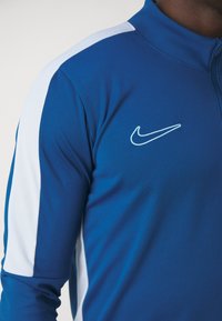 Nike Performance ACADEMY DRILL TOP - Hosszú ujjú felső - court blue/white/aquarius blue