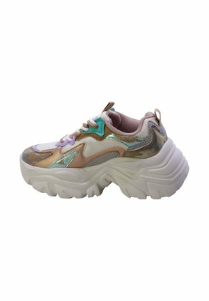 Sneaker chunky con un upper iridescente multicolore, dettagli in rete, suola bianca e accenti decorativi in pastello e oro.