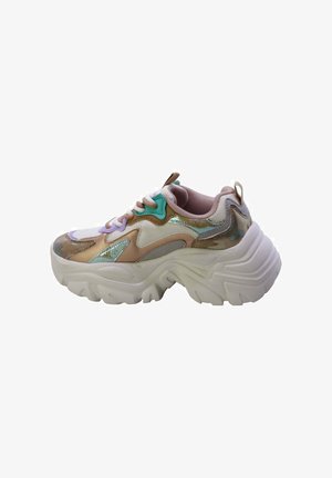 Sneaker chunky avec un dessus irisé multicolore, des détails en mesh, une semelle blanche et des accents décoratifs dans des teintes pastel et dorées.
