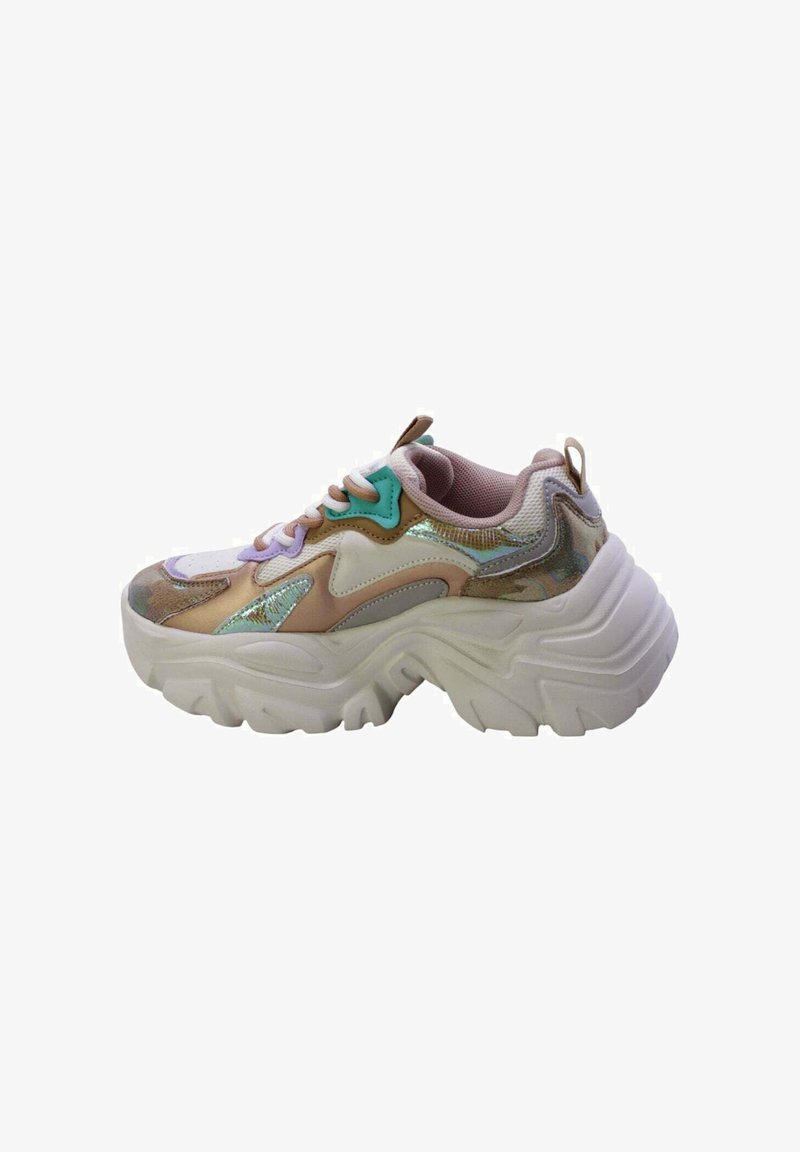 Sneaker chunky con un upper iridescente multicolore, dettagli in rete, suola bianca e accenti decorativi in pastello e oro.