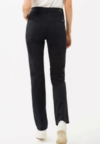 Zwarte stoffen broek met een rechte pijpdesign, met achterzakken en een tailleband. Het materiaal lijkt glad en lichtgewicht.