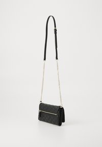 Borsa a tracolla nera trapuntata con catena dorata e tasca frontale con zip, realizzata in materiale sintetico. Design compatto e rettangolare.