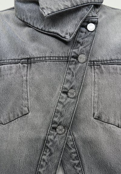 Κοντινό πλάνο μπροστινού μέρους γκρι υφαντού μπουφάν με μεταλλικά κουμπιά και δύο τσέπες στο στήθος κάτω από αναδιπλωμένο γιακά.
