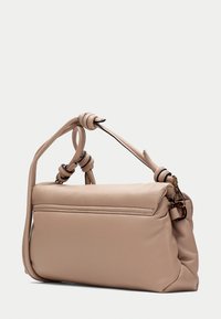 Bolso de mano de cuero beige con forma rectangular, que presenta acentos de asas anudadas y una textura suave. Diseño compacto y minimalista.