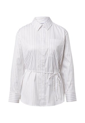 Witte overhemd met dunne, verticale gouden strepen. Heeft een puntige kraag, lange mouwen en een trekkoord in de taille voor aanpassing.