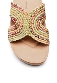 Sandalia de dedo de paja tejida con una correa texturizada que presenta hilos multicolores en rosa, verde y amarillo. Suela beige y plantilla suave.