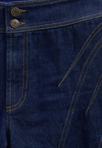 Sötétkék farmernadrág magas derékkal, díszítő varrással, két gombos záródással és finom, átlós varratokkal az elején.