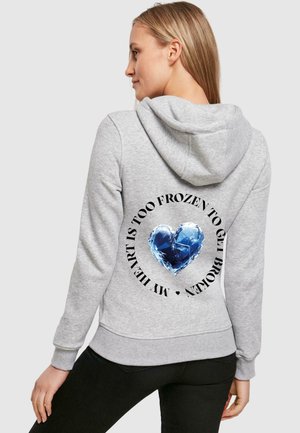 Grå hoodie med en framficka och dragsko i huvan. Har en stor blå hjärtgrafik och text på baksidan.