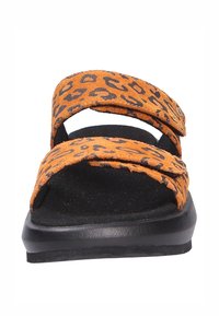 Sandali in suede arancione con stampa leopardata nera. Due ampie cinghie si incrociano nella parte superiore, poggiati su una soletta nera per un maggiore comfort.