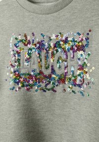 Felpa grigia con la scritta 'LAUGH' ricamata, circondata da paillettes colorate di forme e dimensioni varie.