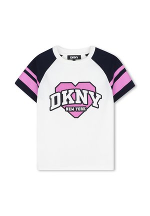 Witte T-shirt met korte mouwen met zwart-roze gestreepte mouwen, met een roze hart en het "DKNY New York" logo op de voorkant.