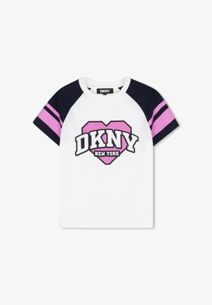 T-shirt blanc à manches courtes avec des manches rayées noires et roses, avec un cœur rose et le logo "DKNY New York" sur le devant.