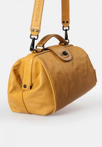 Aunts & Uncles MRS CUSTARD PIE - Handtas - satin brass