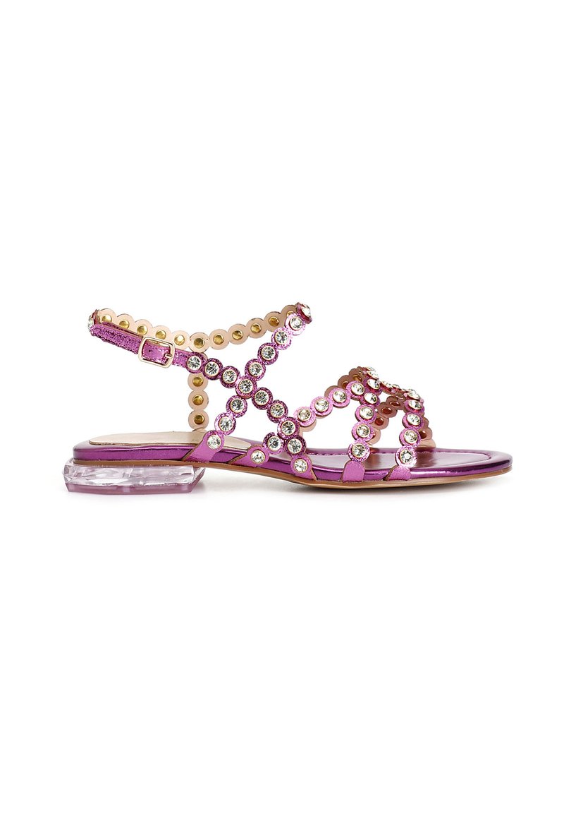 Sandal in sintetico viola con un design a fasce, caratterizzato da borchie metalliche circolari e accenti di strass, completato da un tacco a blocco trasparente.