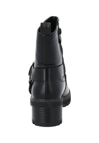 Botas de tobillo de cuero negro con un tacón cuadrado texturizado, cremallera lateral y detalle de correa ajustable en el tobillo para mayor ajuste y estilo.