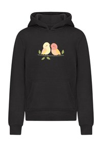 Svart huvtröja med en grafisk bild av två tecknade fåglar i pastellfärger sittande på en gren, med gröna löv som accent.