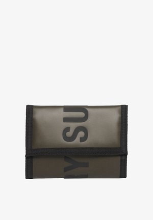 Portefeuille étanche vert avec des accents noirs et de grandes lettres. Fabriqué en matériau durable, il présente un design à rabat et une surface texturée.