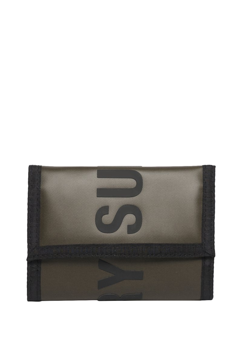 Cartera impermeable verde con acentos negros y letras grandes. Fabricada con material duradero, cuenta con un diseño plegable y superficie texturizada.