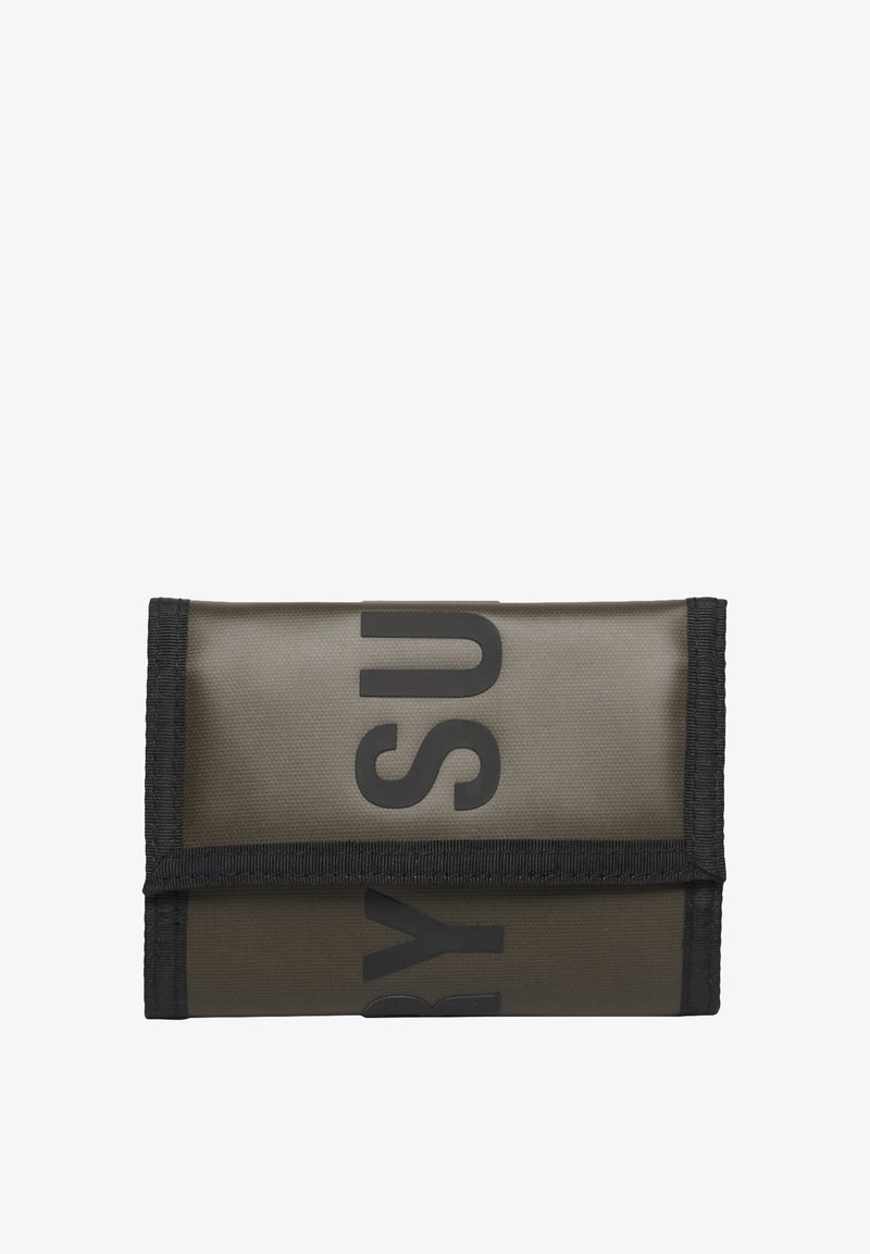 Zielony wodoodporny portfel z czarnymi akcentami i dużymi literami. Wykonany z trwałego materiału, złożony w formie składanej, z teksturowaną powierzchnią.