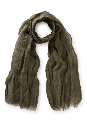 Lehký olivově zelený šátek s poloprůsvitnou, mačkanou texturou a třásněmi na okrajích, volně složený v smyčku nahoře.