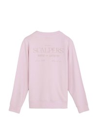 Sudadera rosa de manga larga, con puños acanalados y estampado en la parte posterior que presenta "SCALPERS HOUSE of ANTIQUES" en un tono crema. Textura suave.