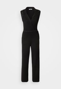 Combinaison noire avec un col à revers, sans manches, agrémentée de clous sur les épaules et la taille. Tissu lisse et coupe ajustée.