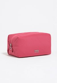 Bolso de maquillaje rectangular rosa con cremallera plateada y pequeño logo plateado de "Bimba y Lola" en el frente, sobre fondo blanco.