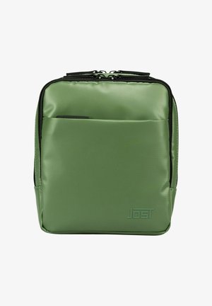 Sac synthétique vert texturé avec une fermeture éclair noire, poche avant et logo en relief. Forme carrée, matériau durable, adapté aux appareils électroniques.