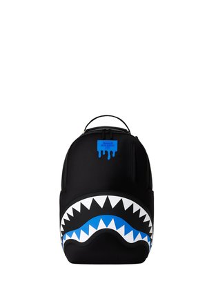 Zaino nero con un grande design stilizzato della bocca di squalo in blu, bianco e nero sulla tasca frontale e una piccola etichetta blu vicino alla parte superiore.