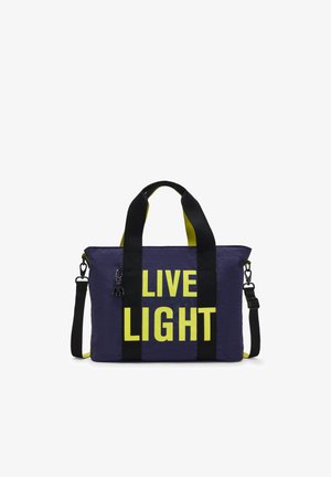 Lila Stofftasche mit schwarzen Trägern. Auf der Vorderseite befindet sich der neon-gelbe Schriftzug "LIVE LIGHT". Sie verfügt über einen abnehmbaren Schultergurt und einen Reißverschluss.