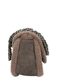 Borsa in pelle scamosciata grigia con bordo in morbido shearling beige. Ha una tracolla a catena nera spessa e una forma strutturata con base piatta.