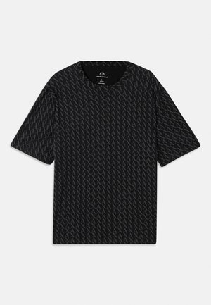 Sort T-shirt med et tekstureret mønster af vekslende 'A' logoer, korte ærmer og rund halsudskæring. Fremstillet af letvægtsstof.