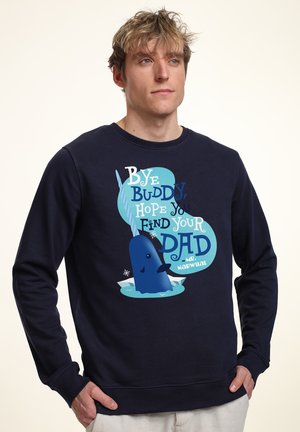 Granatowy sweatshirt z bawełny, z grafiką niebieskiego narwala oraz napisem "Do widzenia, przyjacielu, obyś znalazł swojego tatę."