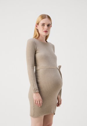 Rochie de maternitate tricotată, cu dungi, în bej deschis, cu o siluetă ajustată, mâneci lungi și un cordon la talie. Textură netedă și design fără cusături.
