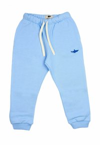 Lichtblauwe kinder joggingbroek met elastische tailleband, witte trekkoorden, behaakte enkels en een klein blauw haai-logo op het rechterbeen.