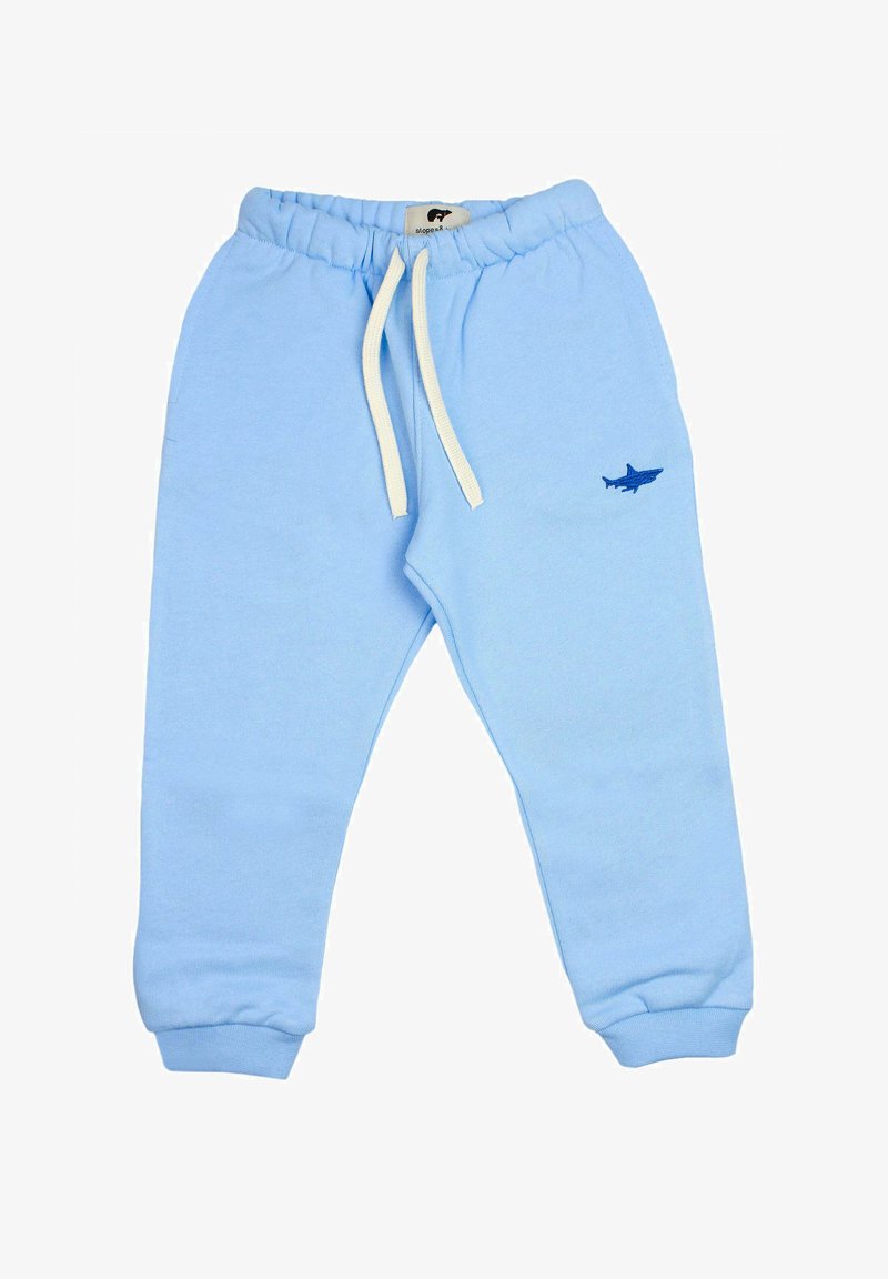 Lichtblauwe kinder joggingbroek met elastische tailleband, witte trekkoorden, behaakte enkels en een klein blauw haai-logo op het rechterbeen.