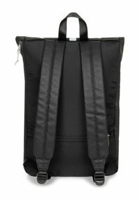 Zwarte rugzak met gewatteerde, verstelbare schouderbanden, een handvat aan de bovenkant, ritssluiting en een gladde, duurzame stofafwerking.