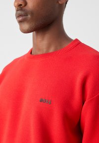 BOSS RARTIC - Džemperis - open red