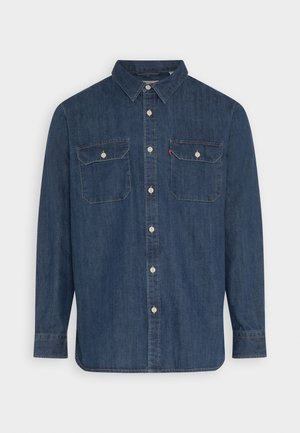 Camicia di jeans blu scuro con design a bottoni, maniche lunghe, due tasche frontali e cuciture a contrasto. Presenta un colletto classico e chiusure a bottoni.