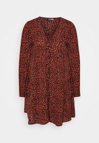 Robe rouge à fleurs avec manches longues, encolure en V et fermeture à boutons sur le devant. Elle présente une coupe évasée avec de petits motifs floraux multicolores.