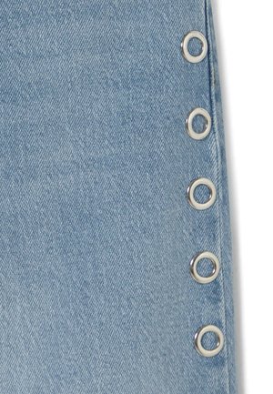 Tissu en denim bleu clair présentant une rangée verticale de cinq œillets métalliques. La texture est lisse avec un subtil motif en sergé.