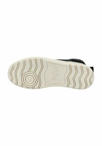 Černý sneaker s texturovaným svrškem a bílou gumovou podrážkou s vlnkovým vzorem a značkovými detaily. Velikost 37 je uvedena na podrážce.