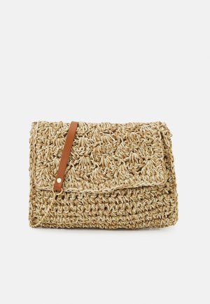 Pochette beige tissée avec un motif floral texturé et une fine lanière en cuir marron avec un clou métallique sur fond blanc.