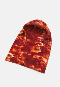 Cuello polar con capucha en patrón de tie-dye rojo y naranja, que presenta un cordón ajustable y una textura suave. Logo de la marca en la parte frontal.