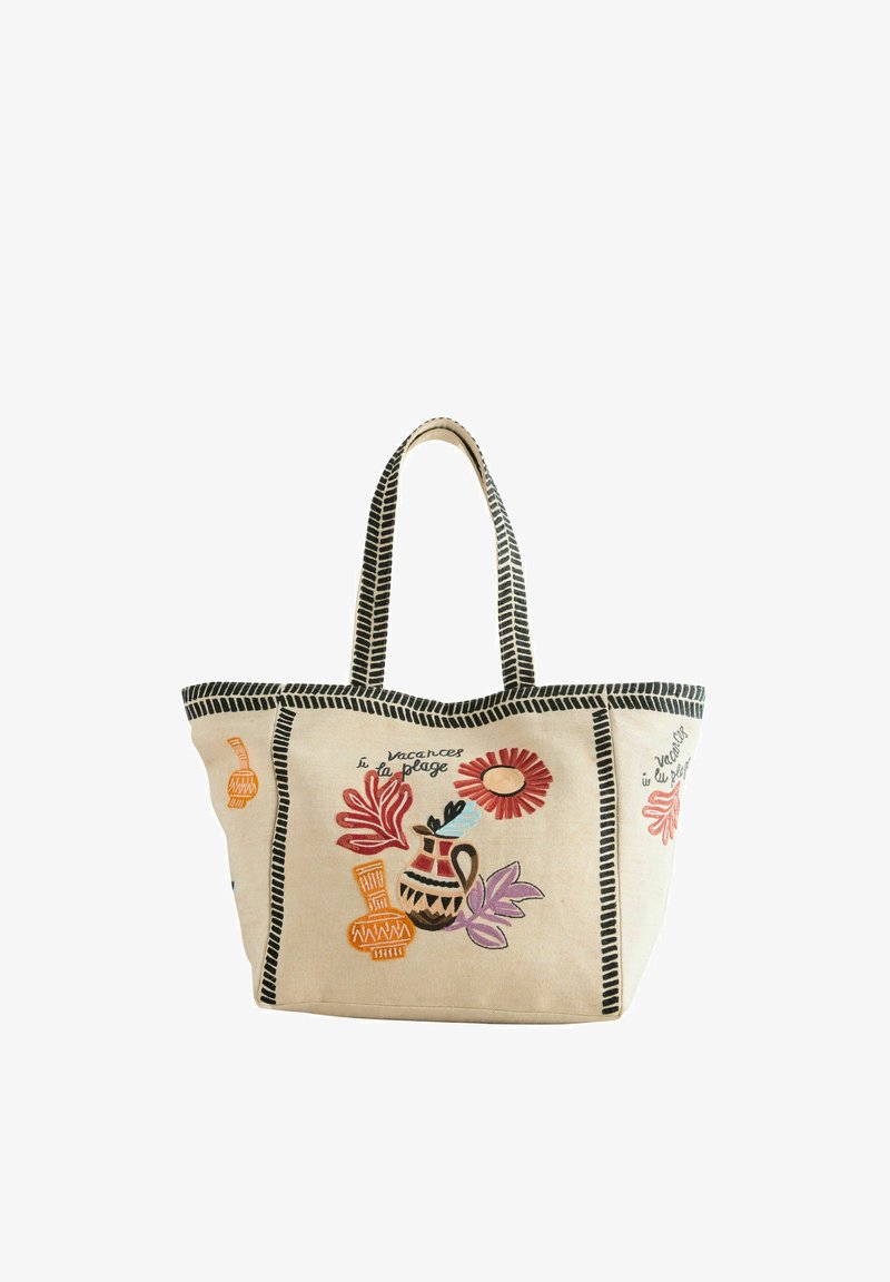 Geantă tote bej cu margini negre, broderie florală și vaze în roșu, portocaliu, violet și albastru, cu textul „vacances la plage” pe față și pe părți.