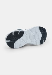 Semelle de chaussure en caoutchouc présentant une base blanche avec un motif de semelle en relief noir et gris, conçu pour l'adhérence et le soutien.