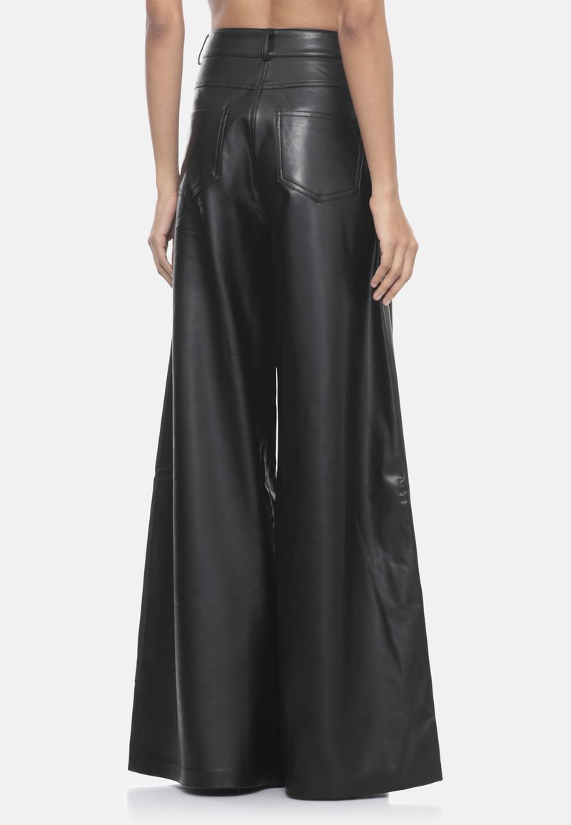 Pantaloni in pelle nera a gamba larga con vita alta, dotati di due tasche posteriori e dettagli delle cuciture. Texture liscia e lucida.