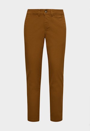 Chinos em algodão castanho com um corte slim, apresentando um fecho frontal com botão e passantes para cinto. Textura suave e pernas estreitas.