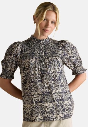 Bluse mit Blumenmuster, hochgeschlossen, mit puffigen Ärmeln und gerafftem Oberteil in Marineblau mit cremefarbenen Akzenten; leichtes Material.